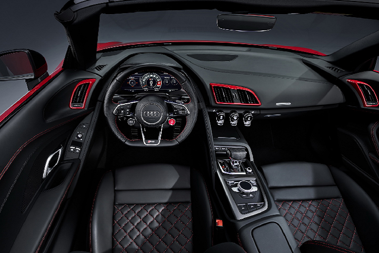 Với cân nặng chỉ 1.595 kg, phiên bản cầu sau này nhẹ hơn đàn anh hai cầu của nó đến 65 kg trong khi bản Spyder nhẹ hơn 55 kg (1.695 kg). Theo Audi, khách hàng cũng có thể drift theo ý muốn nếu sử dụng chế độ Sport và kết hợp với hệ thống kiểm cân bằng điện tử ESC.