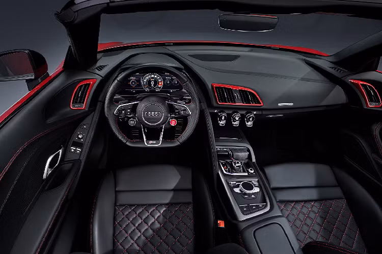 Với cân nặng chỉ 1.595 kg, phiên bản cầu sau này nhẹ hơn đàn anh hai cầu của nó đến 65 kg trong khi bản Spyder nhẹ hơn 55 kg (1.695 kg). Theo Audi, khách hàng cũng có thể drift theo ý muốn nếu sử dụng chế độ Sport và kết hợp với hệ thống kiểm cân bằng điện tử ESC.