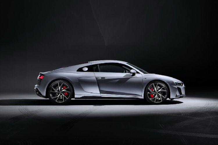 Bên cạnh đó, khách hàng cũng có thể sở hữu logo Audi được sơn đen. Cao cấp hơn, với gói Carbon Styling Plus và gói Extended Black Styling (dành riêng cho bản Spyder – mui trần). Xe được trang bị cơ bản mâm xe kích thước 19 inch với thiết kế xoáy vô cùng ấn tượng, tùy chọn có thể thêm vào mâm 20 inch.