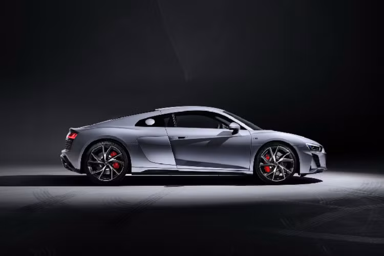 Bên cạnh đó, khách hàng cũng có thể sở hữu logo Audi được sơn đen. Cao cấp hơn, với gói Carbon Styling Plus và gói Extended Black Styling (dành riêng cho bản Spyder – mui trần). Xe được trang bị cơ bản mâm xe kích thước 19 inch với thiết kế xoáy vô cùng ấn tượng, tùy chọn có thể thêm vào mâm 20 inch.