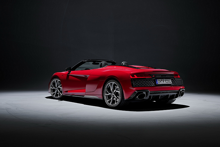 Phía sau khoang lái là nơi Audi đặt khối động cơ V10 hút khí tự nhiên, dung tích 5,2 lít. Khối động cơ này có công suất cực đại 532 mã lực và mô-men xoắn cực đại 540 Nm, đây cũng là biến thể V10 có công suất thấp nhất của Audi và Lamborghini.