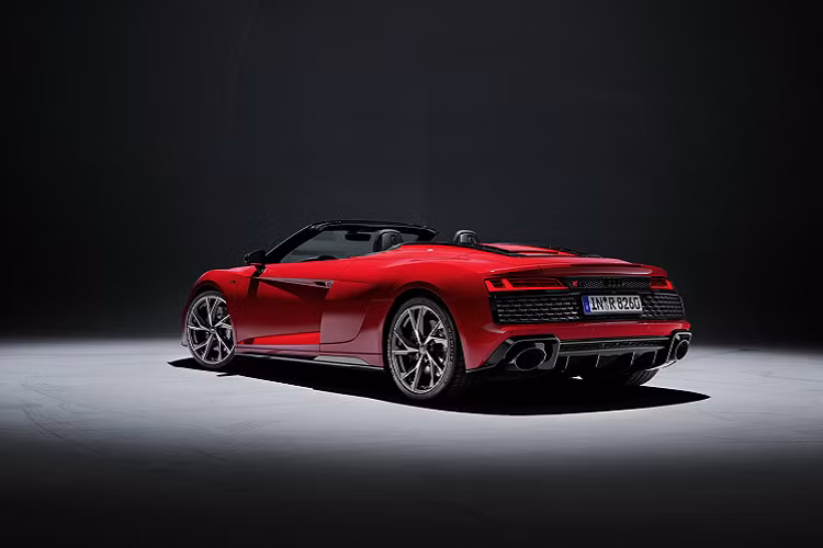 Phía sau khoang lái là nơi Audi đặt khối động cơ V10 hút khí tự nhiên, dung tích 5,2 lít. Khối động cơ này có công suất cực đại 532 mã lực và mô-men xoắn cực đại 540 Nm, đây cũng là biến thể V10 có công suất thấp nhất của Audi và Lamborghini.