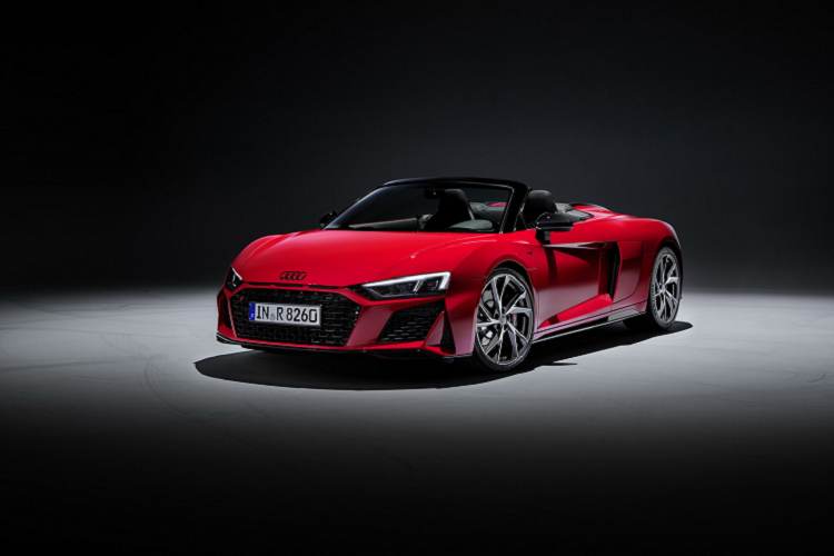 Sức mạnh được truyền đến cầu sau thông qua hộp số tự động 7 cấp S Tronic, kết hợp cùng khóa vi-sai. Với sức mạnh này, xe có thể tăng tốc lên 100 km/h trong chỉ 3,7 giây (3,8 giây cho bản Spyder), tốc độ tối đa đạt 320 km/h (318 km/h cho bản Spyder).