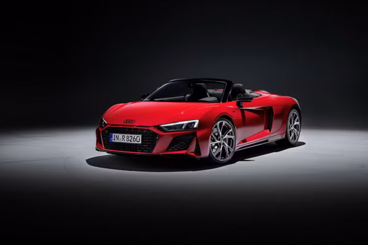 Sức mạnh được truyền đến cầu sau thông qua hộp số tự động 7 cấp S Tronic, kết hợp cùng khóa vi-sai. Với sức mạnh này, xe có thể tăng tốc lên 100 km/h trong chỉ 3,7 giây (3,8 giây cho bản Spyder), tốc độ tối đa đạt 320 km/h (318 km/h cho bản Spyder).