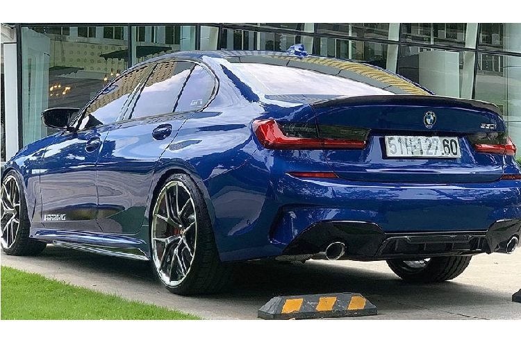 Bộ mâm lớn có kích thước lên đến 20 inch, đi kèm lốp Micheli Pilot Sport đắt tiền. Xe còn được trang bị thêm bộ bodylip carbon giúp tăng thêm đường nét thể thao và hầm hố. Việc có thêm Body lip khiến gầm xe mang lại cảm giác thấp và sát với mặt đường. Các chi tiết trang trí Carbon cũgn xuất hiện ở ốp cản sau, cánh hướng gió đuôi xe