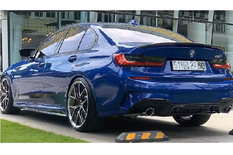 Bộ mâm lớn có kích thước lên đến 20 inch, đi kèm lốp Micheli Pilot Sport đắt tiền. Xe còn được trang bị thêm bộ bodylip carbon giúp tăng thêm đường nét thể thao và hầm hố. Việc có thêm Body lip khiến gầm xe mang lại cảm giác thấp và sát với mặt đường. Các chi tiết trang trí Carbon cũgn xuất hiện ở ốp cản sau, cánh hướng gió đuôi xe