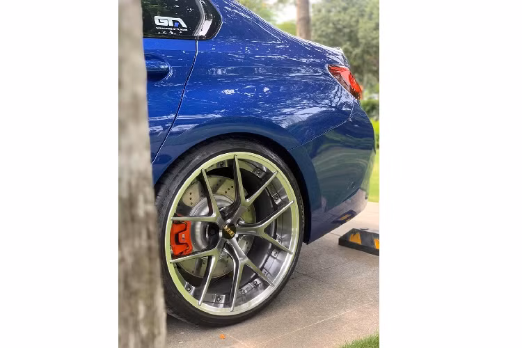 Kích thước của xe Dài x Rộng x Cao: 4.709 x 1.827 x 1.442 (mm), chiều dài cơ sở 2.851 mm. Động cơ: Xăng I4 2.0L (công suất 255 mã lực, mô-men xoắn 400 Nm. Hệ truyền đồng: Số tự động 8 cấp, dẫn động cầu sau. Khả năng vận hành: Tăng tốc 0-100 Km/h trong 5,8 giây, tốc độ tối đa 250 Km/h. Mức tiêu hao nhiên liệu khoảng 5.8L/100km.