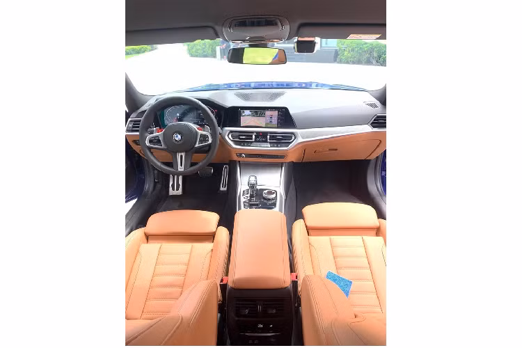 Ngoài các chi tiết trang trí thì xe cũng hứa hẹn có thêm gói nâng cấp công suất mạnh hơn nguyên bản. Nội thất bên trong của BMW 330i 2019 mới này vẫn được giữ lại nguyên bản vốn đã có gói thể thao M-Sport