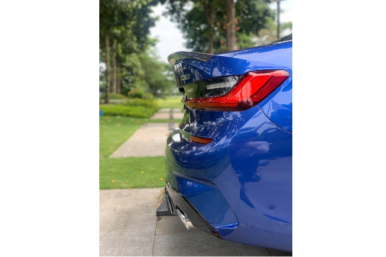 Đèn pha LED với các tính năng mở rộng. Cốp sau đóng mở điện. Hệ thống hỗ trợ tiện ích đóng/mở cửa xe. Vô lăng bọc da thiết kế M Sport. Ghế trước thiết kế kiểu thể thao , điều chỉnh điện với chế độ nhớ. Hệ thống khoang lái trợ lý ảo BMW Live Cockpit Professional. Hệ thống âm thanh HiFi, 10 loa, 205W. Hệ thống điều hòa chỉnh điện 3 vùng độc lập