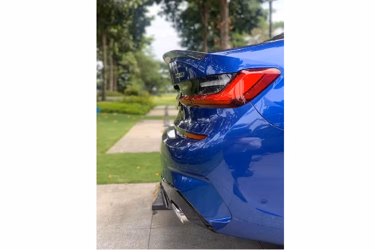 Đèn pha LED với các tính năng mở rộng. Cốp sau đóng mở điện. Hệ thống hỗ trợ tiện ích đóng/mở cửa xe. Vô lăng bọc da thiết kế M Sport. Ghế trước thiết kế kiểu thể thao , điều chỉnh điện với chế độ nhớ. Hệ thống khoang lái trợ lý ảo BMW Live Cockpit Professional. Hệ thống âm thanh HiFi, 10 loa, 205W. Hệ thống điều hòa chỉnh điện 3 vùng độc lập