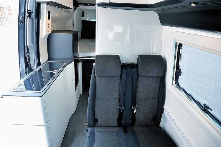 Mức giá cho mỗi chiếc Westfalia James Cook sẽ phụ thuộc vào các tùy chọn cá nhân hóa cụ thể của khách hàng đối với chiếc xe.