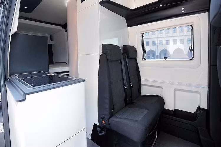 Không chỉ là một phòng ngủ di động, có thể coi chiếc Westfalia James Cook là một ngôi nhà di động khi nó có đầy đủ bồn rửa, gian bếp, tủ lạnh.