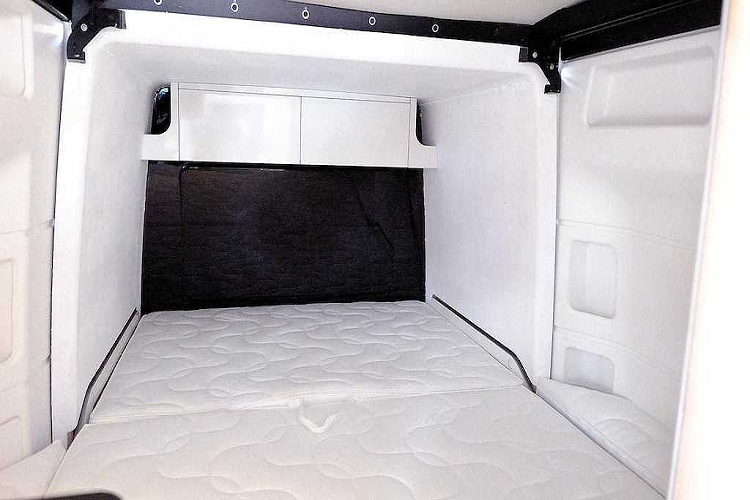 Đây là hình ảnh bên trong xe Mercedes-Benz Sprinter được độ lên phiên bản nhà di động Westfalia James Cook.