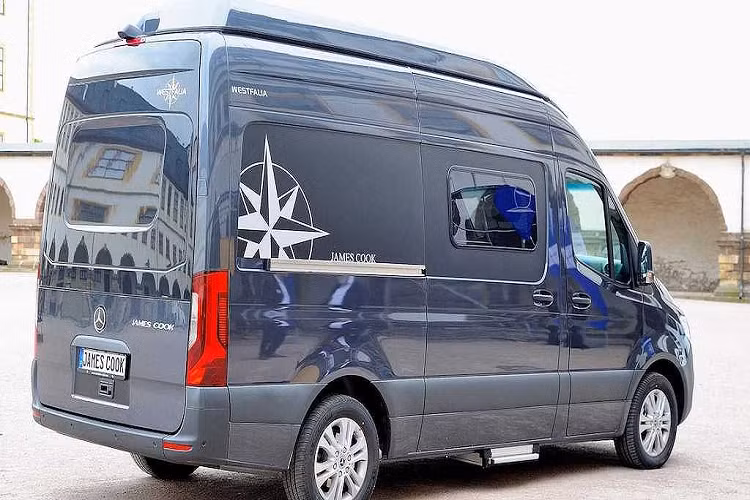 Trong đó, phần đuôi xe Mercedes-Benz Sprinter độc đáo này có khả năng trượt ra phía sau trong ít hơn 40 giây, tạo thêm một khoang dài 2,07m và rộng 1,4m. Trong khi đó, phần mui mở lên sẽ khiến hành khách có thể dễ dàng đứng thẳng bên trong khoang xe.