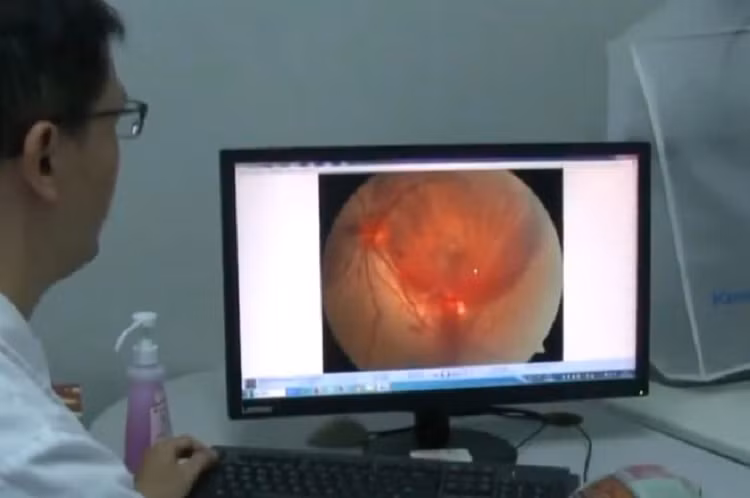 Chi vi thoi quen dung dien thoai ngan nguoi co, gai xinh bong mu tam thoi