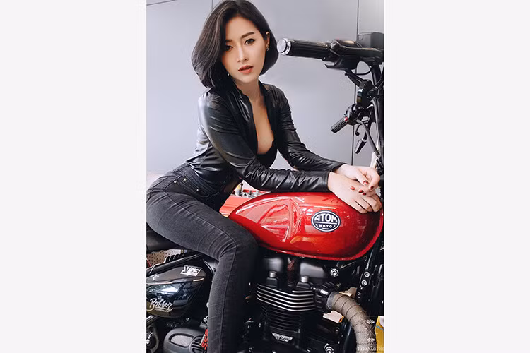 Nằm bên dưới bình xăng của Bonneville Bobber là động cơ 8 van làm mát bằng nước 1200 cc SOHC của Bonneville T120 thế hệ mới, nhưng được Triumph cân chỉnh lại để có mô-men xoắn lớn hơn ở vòng tua thấp. Cụ thể hơn, động cơ này đạt công suất tối đa 76 mã lực tại vòng tua 6100 rpm và mô-men xoắn cực đại lên tới 106 Nm đạt được chỉ ở 4000 rpm.