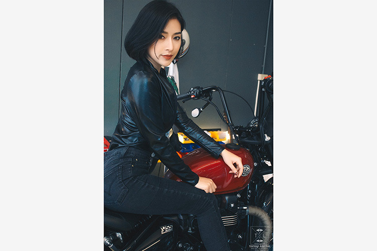 Tại thị trường "quê nhà" Anh Quốc, giá xe Triumph Bonneville Bobber khởi điểm từ 10.625 Bảng (tương đương 303 triệu đồng). Chiếc Bonneville Bobber đầu tiên về tới thị trường Việt Nam vào năm 2017 có giá dự kiến sau khi tính đủ thuế và các chi phí khác là 24,5000 USD (khoảng 580 triệu đồng).