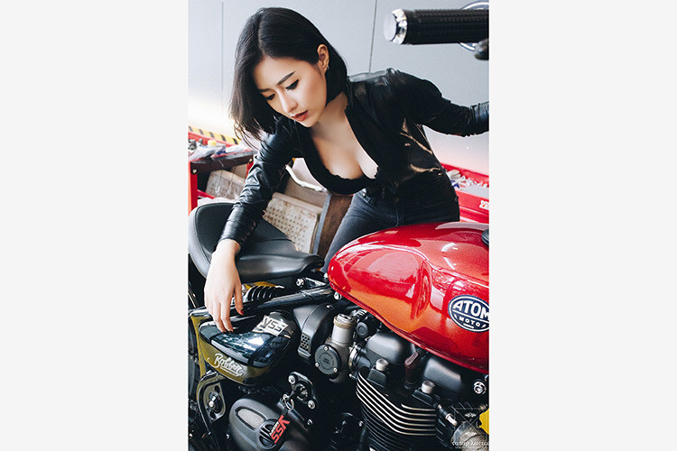 So với các dòng cruiser từ những hãng đối thủ, Bonneville Bobber trông thanh lịch và gọn gàng hơn nhiều. Xe có chiều dài cơ sở 1510 mm, rộng 800 mm và cao 1025 mm, gương chiếu hậu gắn bên gù tương tự phiên bản tiêu chuẩn. Tuy nhiên với trọng lượng 228 kg, chiếc xe vẫn tương đối nặng. Dung tích bình xăng của xe là 9,1 lít.