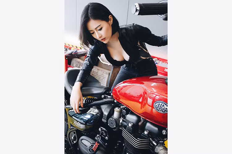 So với các dòng cruiser từ những hãng đối thủ, Bonneville Bobber trông thanh lịch và gọn gàng hơn nhiều. Xe có chiều dài cơ sở 1510 mm, rộng 800 mm và cao 1025 mm, gương chiếu hậu gắn bên gù tương tự phiên bản tiêu chuẩn. Tuy nhiên với trọng lượng 228 kg, chiếc xe vẫn tương đối nặng. Dung tích bình xăng của xe là 9,1 lít.