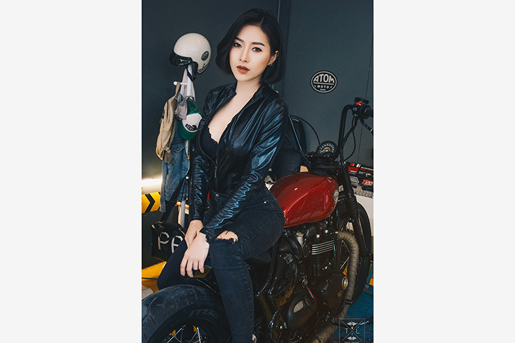 Trong khi có bánh trước có đường kính vành tăng 1 inch so với Bonneville T120 thì ở phía sau, Bonneville Bobber lại giảm 1 inch, chỉ còn 15 inch để tạo dáng bobber. Lốp sau dùng bản 150/80/16 và cả 2 lốp xe đều là loại Avon Cobra cao cấp. Hệ thống phanh sau cũng dạng đĩa đơn (cả hai phanh trước sau đều được trang bị hệ thống chống bó cứng ABS).