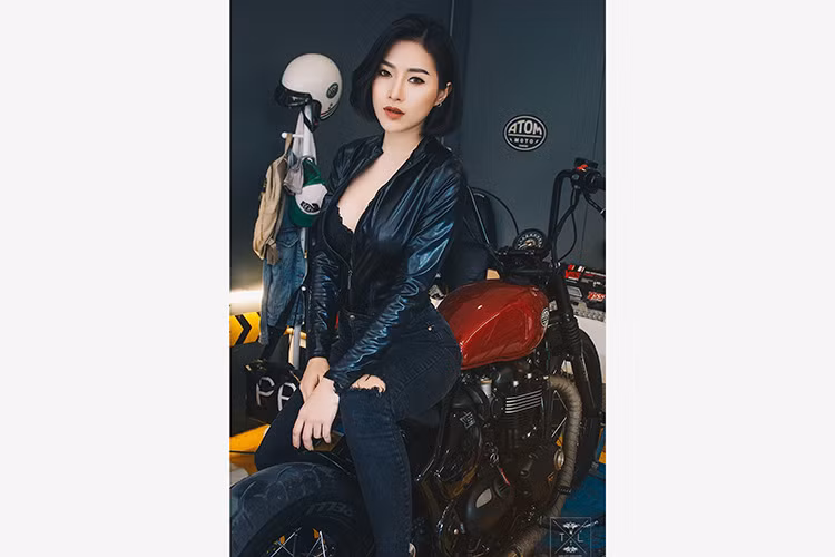 Trong khi có bánh trước có đường kính vành tăng 1 inch so với Bonneville T120 thì ở phía sau, Bonneville Bobber lại giảm 1 inch, chỉ còn 15 inch để tạo dáng bobber. Lốp sau dùng bản 150/80/16 và cả 2 lốp xe đều là loại Avon Cobra cao cấp. Hệ thống phanh sau cũng dạng đĩa đơn (cả hai phanh trước sau đều được trang bị hệ thống chống bó cứng ABS).