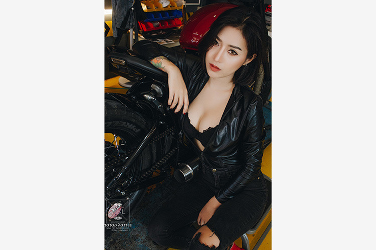 Thay vì sử dụng cỡ vành 18 inch như "đàn anh" Bonneville T120, bánh căm phía trước của Bonneville Bobber đã nâng đường kính lên 1 inch, đi kèm lốp trước cỡ 100/90/19. Một điểm "cải lùi" của phiên bản Bobber đó là hệ thống phanh trước sử dụng đĩa đơn thay vì đĩa kép như Bonneville T120, do chiếc xe được sinh ra không nhằm để hướng tới tốc độ.