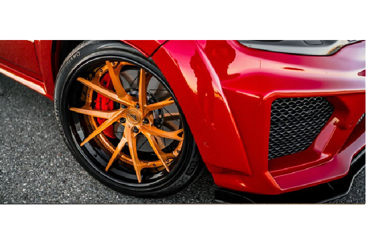 Nắp capo của xe cũng được sửa đổi với hốc hút gió lớn, không chỉ góp phần làm mát động cơ mà giúp ngoại hình của xe thêm chất cơ bắp. Mâm xe USF02 kích thước lên tới 22 inch với viền mâm đen bóng và các chấu mạ vàng.