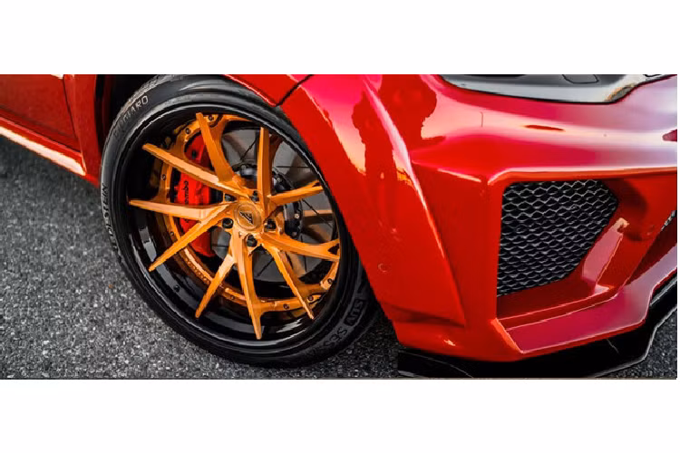 Nắp capo của xe cũng được sửa đổi với hốc hút gió lớn, không chỉ góp phần làm mát động cơ mà giúp ngoại hình của xe thêm chất cơ bắp. Mâm xe USF02 kích thước lên tới 22 inch với viền mâm đen bóng và các chấu mạ vàng.