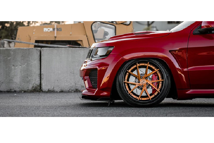 Tuy nhiên, vẫn có một số chiếc SRT mạnh hơn cả Trackhawk lẫn Lamborghini Urus. Đây là bản độ của xưởng Ferrada, chiếc Jeep Grand Cherokee SRT8 độ khủng này có công suất lên tới 1.200 mã lực và ngoại hình ấn tượng.