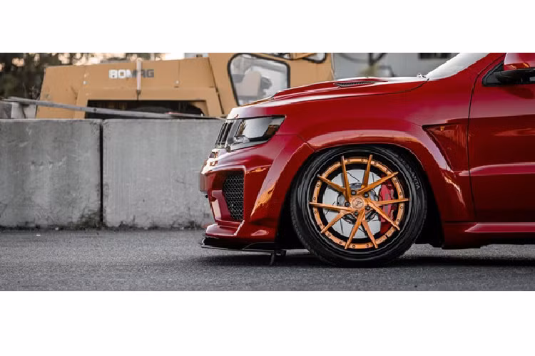 Tuy nhiên, vẫn có một số chiếc SRT mạnh hơn cả Trackhawk lẫn Lamborghini Urus. Đây là bản độ của xưởng Ferrada, chiếc Jeep Grand Cherokee SRT8 độ khủng này có công suất lên tới 1.200 mã lực và ngoại hình ấn tượng.
