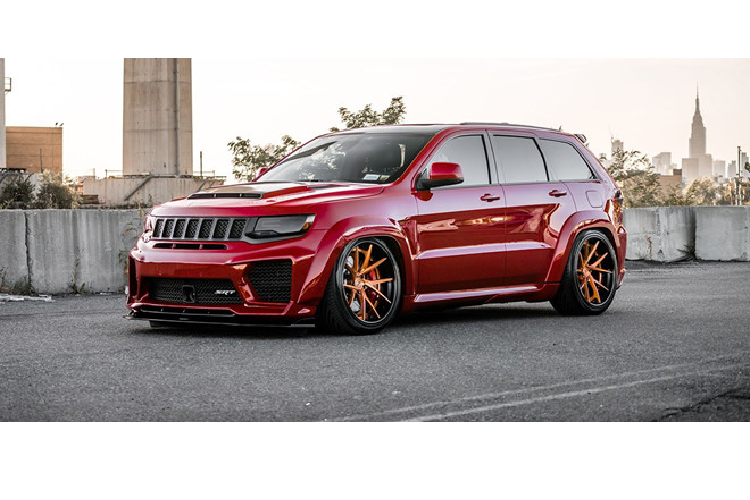 Mẫu SUV Grand Cherokee SRT8 2012 là chiếc xe nhanh nhất mà Jeep từng sản xuất trong lịch sử. Xe trang bị động cơ HEMI V8 6.4L, cho công suất 465 mã lực và mô-men xoắn 630 Nm.