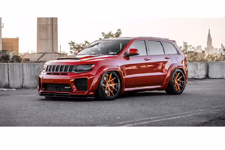 Mẫu SUV Grand Cherokee SRT8 2012 là chiếc xe nhanh nhất mà Jeep từng sản xuất trong lịch sử. Xe trang bị động cơ HEMI V8 6.4L, cho công suất 465 mã lực và mô-men xoắn 630 Nm.