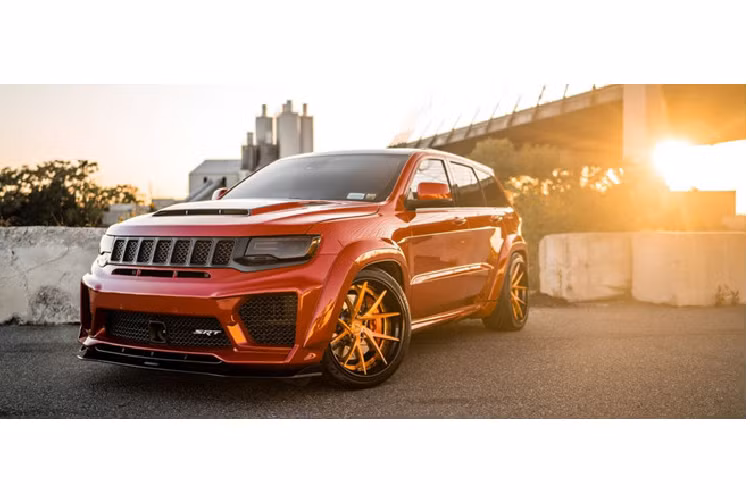 Chiếc SUV được độ theo phong cách Puny thân rộng, 4 vòm bánh xe được mở rộng, cản trước sau được thay đổi, đèn màu khói. Chủ sở hữu của chiếc xe cũng đã mang cấp hệ thống treo khí nén, giúp xe có thể nâng hạ gầm bằng một nút bấm.