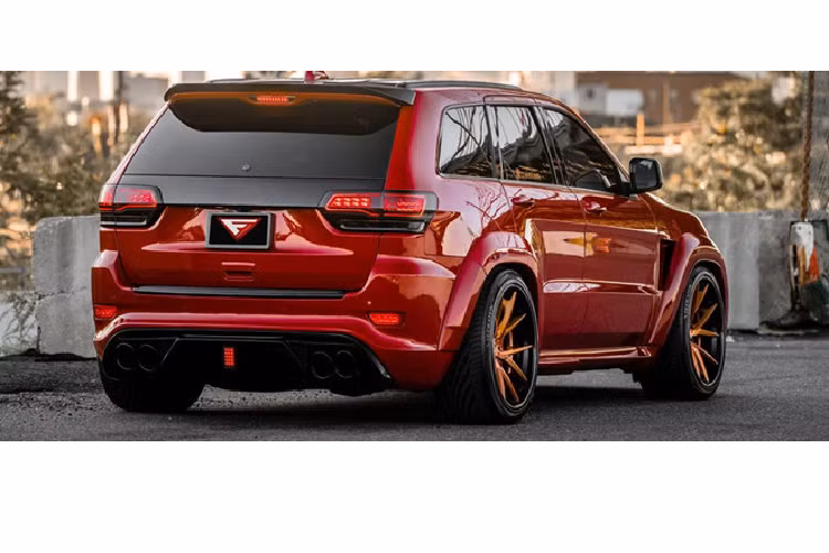 Danh hiệu này về sau thuộc về mẫu Trackhawk với động cơ V8 tăng áp 6.2L, công suất 707 mã lực và mô-men xoắn 875 Nm, sẵn sàng thách thức Lamborghini Urus về sức mạnh.