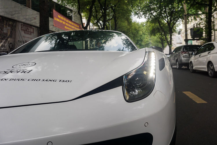 Đuôi xe với cụm đèn hậu tròn đơn giản kết hợp với bộ khuếch tán gió phía dưới gầm, hệ thống ống xả gây chú ý với 3 chụp ống xả đặt ở vị trí trung tâm.