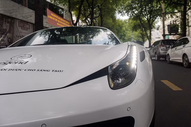 Đuôi xe với cụm đèn hậu tròn đơn giản kết hợp với bộ khuếch tán gió phía dưới gầm, hệ thống ống xả gây chú ý với 3 chụp ống xả đặt ở vị trí trung tâm.