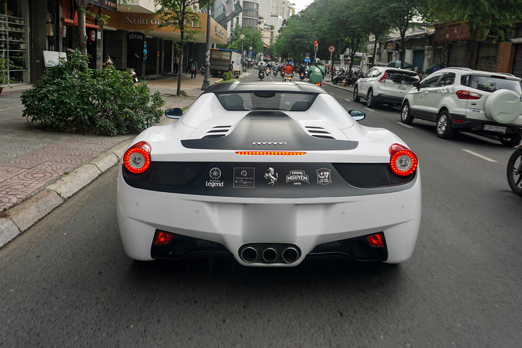 Ngoại thất Ferrari 458 của Đặng Lê Nguyên Vũ không có quá nhiều sự khác biệt so với phiên bản 458 Italia, phần đầu xe mang thiết kế tinh tế với hai hốc gió lớn phía trước và dải đèn LED ban ngày được kéo dài ấn tượng, hệ thống đèn này còn được Ferrari áp dụng trên một số “siêu ngựa” khác như chiếc FF, F12 Berlinetta hay hậu duệ của dòng xe 458, chiếc 488 nổi tiếng.