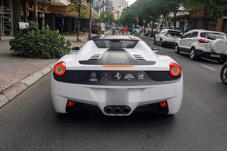 Ngoại thất Ferrari 458 của Đặng Lê Nguyên Vũ không có quá nhiều sự khác biệt so với phiên bản 458 Italia, phần đầu xe mang thiết kế tinh tế với hai hốc gió lớn phía trước và dải đèn LED ban ngày được kéo dài ấn tượng, hệ thống đèn này còn được Ferrari áp dụng trên một số “siêu ngựa” khác như chiếc FF, F12 Berlinetta hay hậu duệ của dòng xe 458, chiếc 488 nổi tiếng.