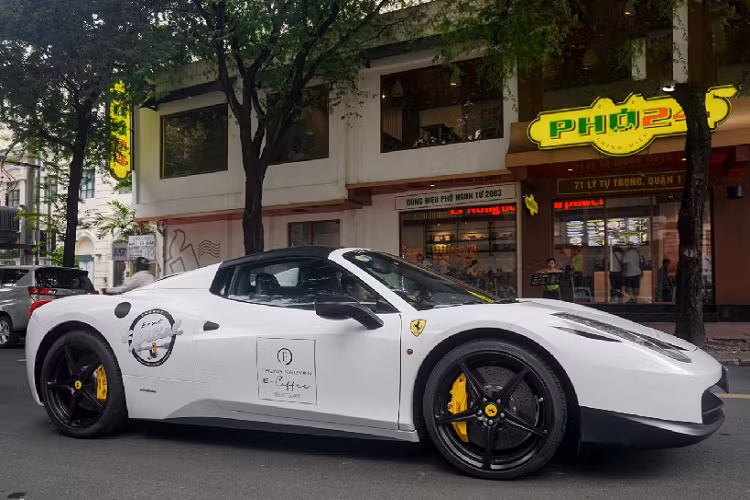 Tuy vậy, phiên bản mui trần Spider lại không được đánh giá cao như phiên bản Coupe ở phần ngoại hình, lí do chính nằm ở nắp khoang máy bằng kính phía sau đã được lược bỏ để nhường chỗ cho cơ chế đóng/mở mui với phần mui xếp cứng, khác xa với những “đàn anh” như F360 Spider hay F430 Spider với phần mui mềm bằng vải.