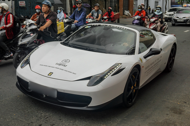 Hiện chưa rõ giá bán Ferrari 458 Spider tại thị trường Việt Nam nhưng để mang “siêu ngựa” về với bộ sưu tập của mình, vị doanh nhân nổi tiếng trong lĩnh vực cà phê phải chi không dưới 15 tỷ đồng.