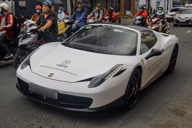 Hiện chưa rõ giá bán Ferrari 458 Spider tại thị trường Việt Nam nhưng để mang “siêu ngựa” về với bộ sưu tập của mình, vị doanh nhân nổi tiếng trong lĩnh vực cà phê phải chi không dưới 15 tỷ đồng.