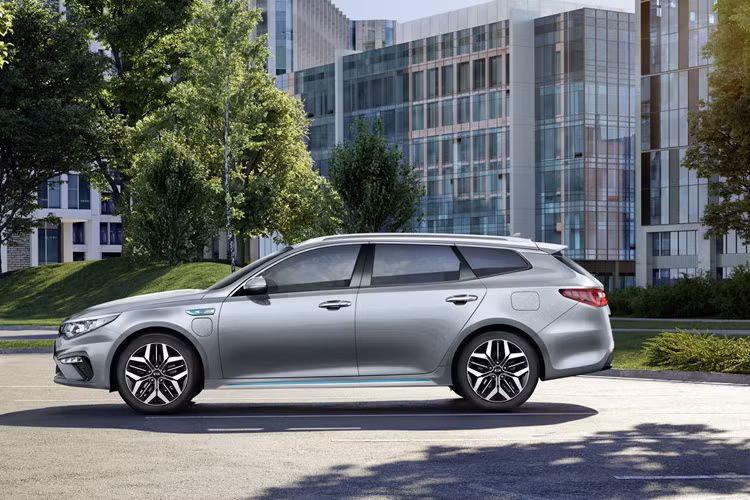 Kia Optima Sportswagon PHEV 2019 được trang bị động cơ xăng 2.0L cho công suất 152 mã lực, kết hợp với động cơ điện có công suất 66 mã lực (50kW), tạo ra tổng công suất lên tới 218 mã lực và mô-men xoắn cực đại 375 Nm.