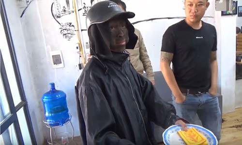 Su that clip “tom gon” nhom nguoi mat den, cam dau ga xuc xich di xin tien: Nguoi dan ong thua nhan dan dung de cau view