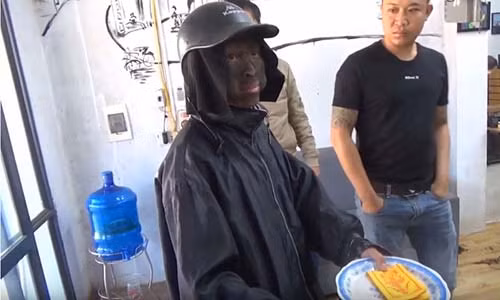 Su that clip “tom gon” nhom nguoi mat den, cam dau ga xuc xich di xin tien: Nguoi dan ong thua nhan dan dung de cau view