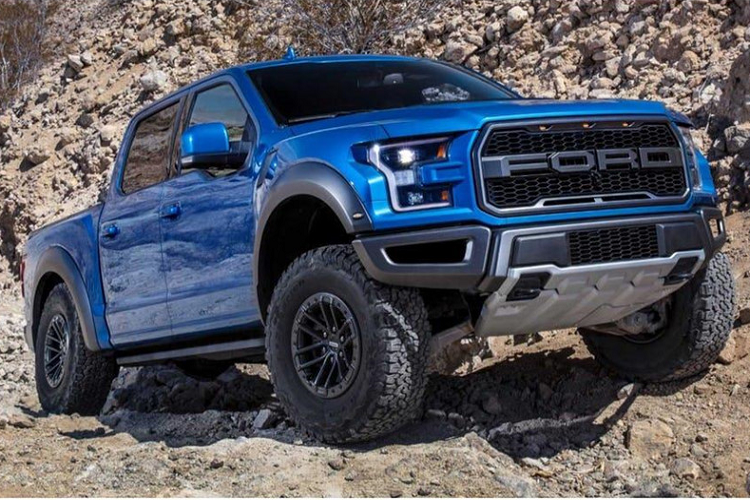 2. 2019 Ford F-150 Raptor: Ford trang bị cho F-150 Raptor khối động cơ Eco Boost 3.5L tạo ra công suất 450 mã lực, mô-men xoắn cực đại 691 Nm. F-150 Raptor sử dụng hệ thống treo trước độc lập kết hợp với khoảng sáng gầm lên đến 280 mm giúp xe dễ dàng đi off-road.