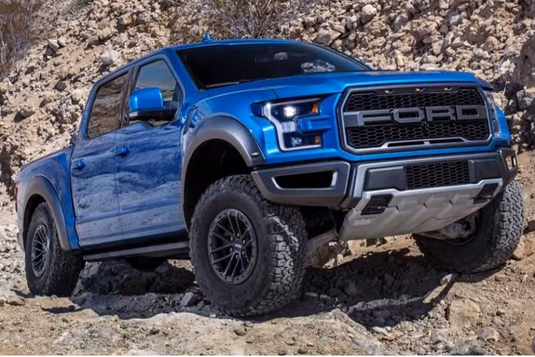 2. 2019 Ford F-150 Raptor: Ford trang bị cho F-150 Raptor khối động cơ Eco Boost 3.5L tạo ra công suất 450 mã lực, mô-men xoắn cực đại 691 Nm. F-150 Raptor sử dụng hệ thống treo trước độc lập kết hợp với khoảng sáng gầm lên đến 280 mm giúp xe dễ dàng đi off-road.