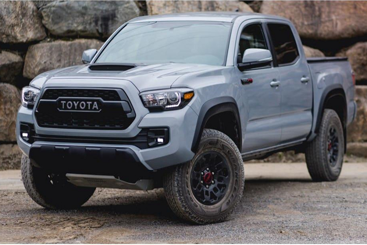 9. 2018 Toyota Tacoma TRD Pro Series: Xe được trang bị động cơ 3.5L V6 kết hợp cùng hệ dẫn động 4 bánh AWD, khối động cơ này có khả năng tạo ra công suất 278 mã lực và mô-men xoắn cực đại đạt 359 Nm. Toyota trang bị cho Tacoma TRD Pro Series hệ thống treo cứng cáp và có khả năng điều chỉnh khoảng sáng gầm lên đến 238 mm.