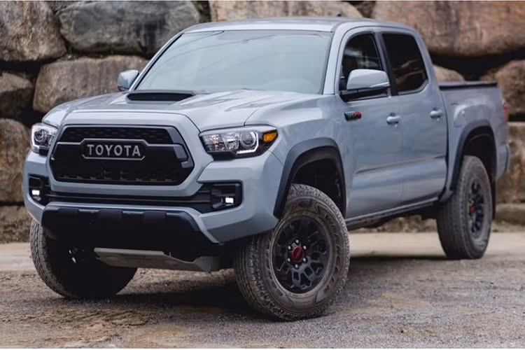 9. 2018 Toyota Tacoma TRD Pro Series: Xe được trang bị động cơ 3.5L V6 kết hợp cùng hệ dẫn động 4 bánh AWD, khối động cơ này có khả năng tạo ra công suất 278 mã lực và mô-men xoắn cực đại đạt 359 Nm. Toyota trang bị cho Tacoma TRD Pro Series hệ thống treo cứng cáp và có khả năng điều chỉnh khoảng sáng gầm lên đến 238 mm.