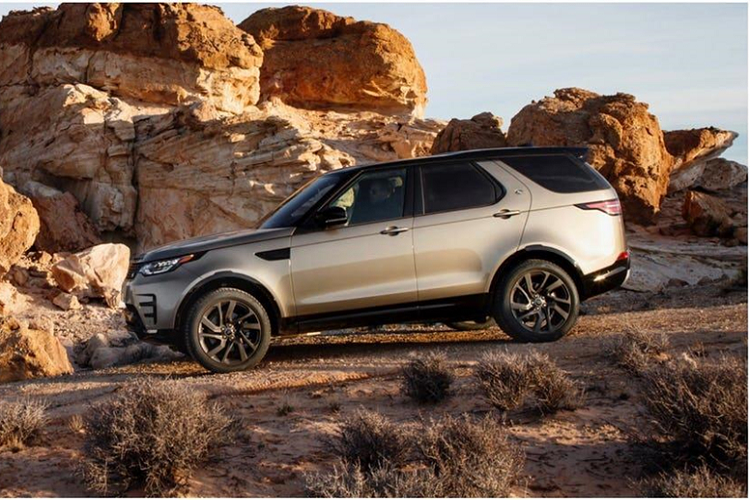 8. 2019 Land Rover Discovery: Land Rover Discovery có khả năng kéo lên đến 3,7 tấn, để có thể làm được điều này, Discovery sử dụng động cơ 3.0L tạo ra công suất 340 mã lực. Khoảng sáng gầm xe 281 mm. Discovery là một ví dụ hiếm hoi về một chiếc SUV sang trọng nhưng vẫn cho khả năng off-road vô cùng ấn tượng.