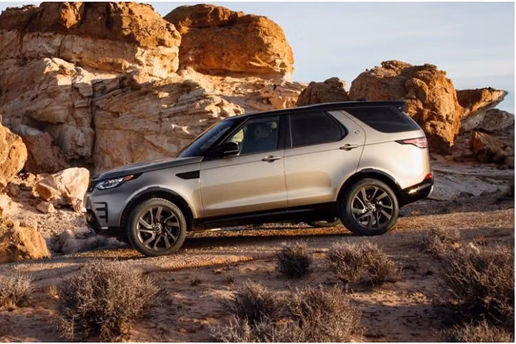 8. 2019 Land Rover Discovery: Land Rover Discovery có khả năng kéo lên đến 3,7 tấn, để có thể làm được điều này, Discovery sử dụng động cơ 3.0L tạo ra công suất 340 mã lực. Khoảng sáng gầm xe 281 mm. Discovery là một ví dụ hiếm hoi về một chiếc SUV sang trọng nhưng vẫn cho khả năng off-road vô cùng ấn tượng.